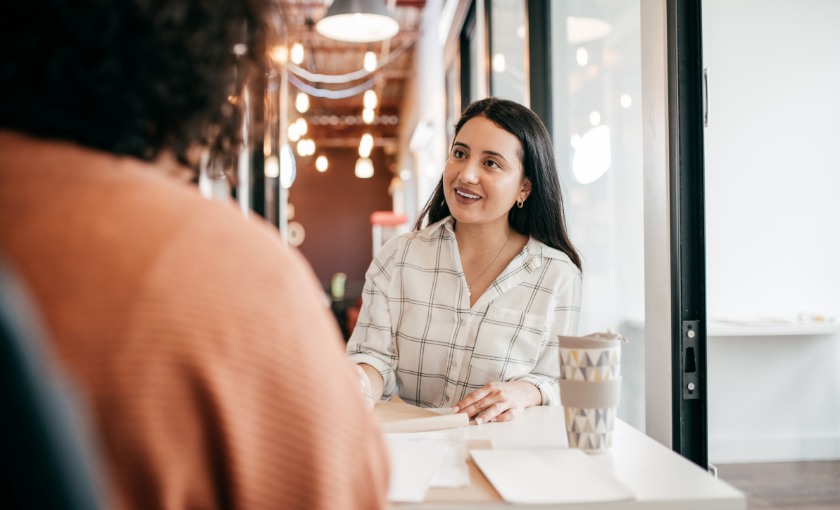 Bewerbungsgespräch auf Augenhöhe: HR-Managerin führt ein Culture-Add-Interview, um gezielt neue Perspektiven einzustellen