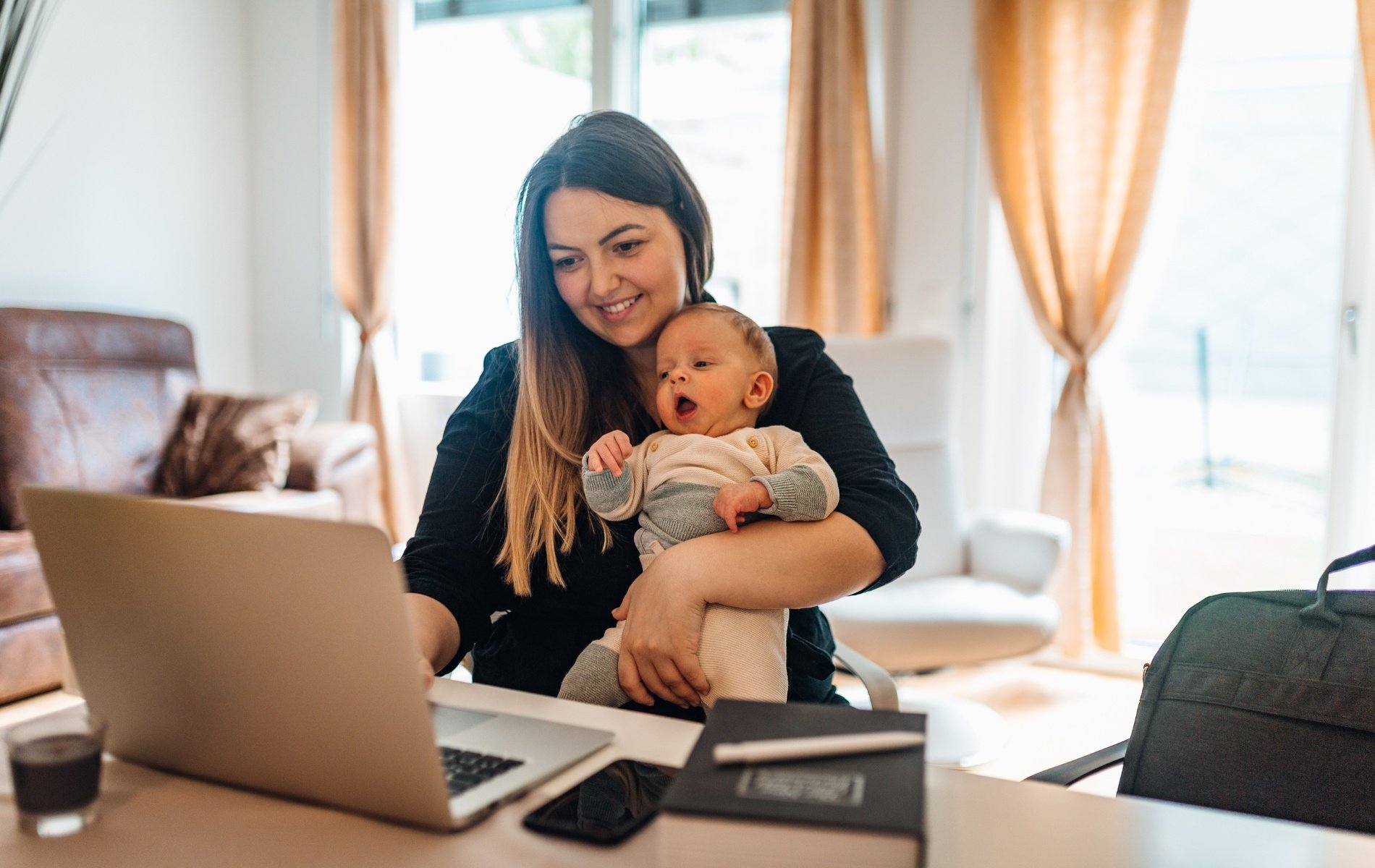 Flexible Arbeitszeitmodelle und Homeoffice ermöglichen Mitarbeitenden eine bessere Vereinbarkeit von Arbeit und Privatleben und steigern die Mitarbeiterzufriedenheit.