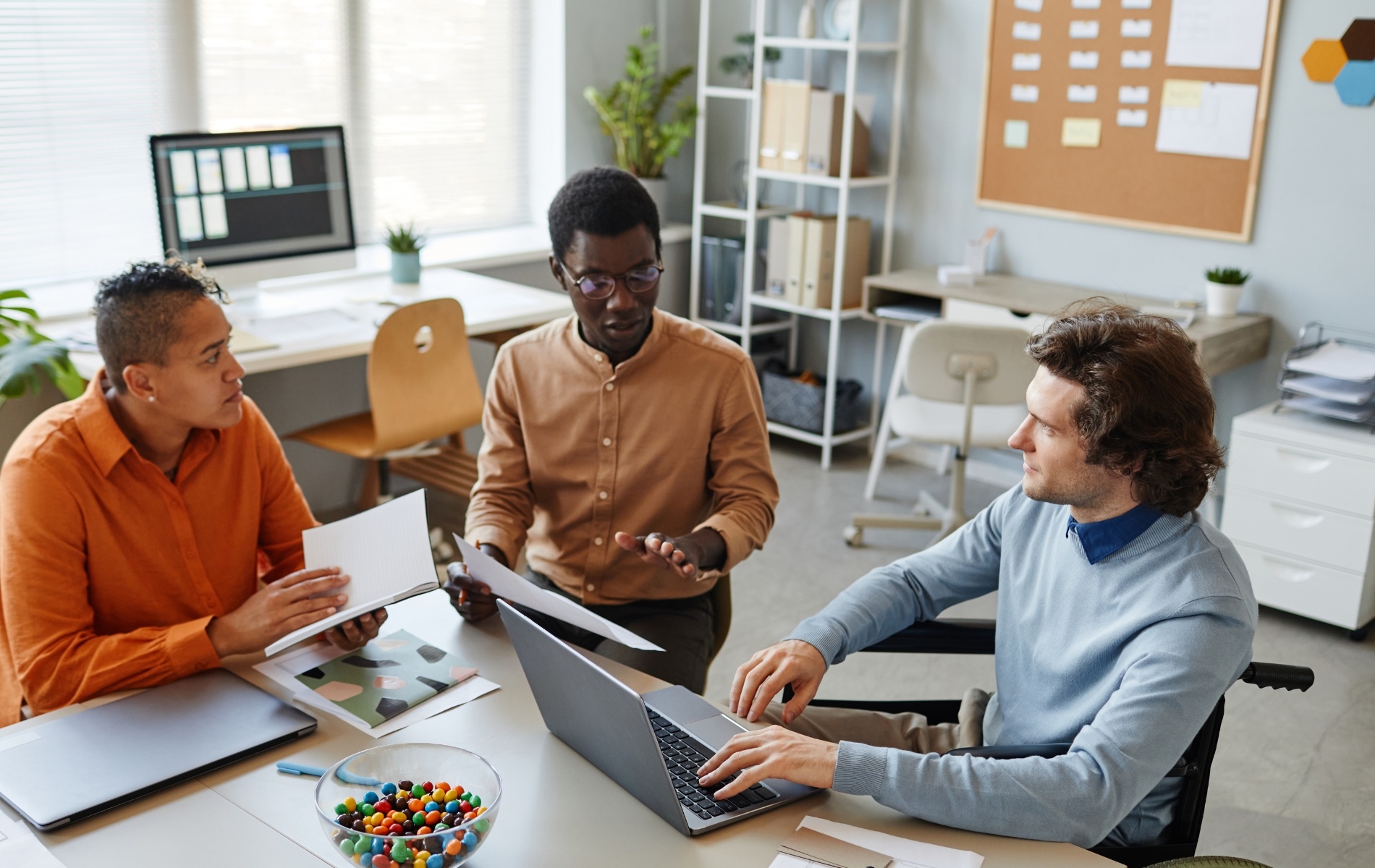 Arbeitsplatzteilung ermöglicht den Mitarbeiter:innen eine bessere Work-Life-Balance.