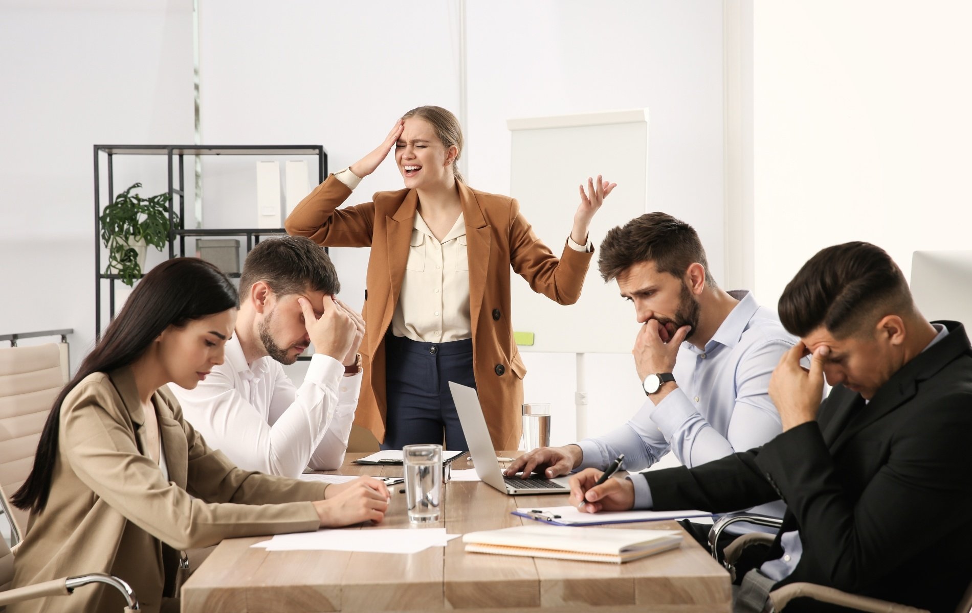 Konflikte zwischen Mitarbeiter:innen können sich negativ auf das ganze Team auswirken.