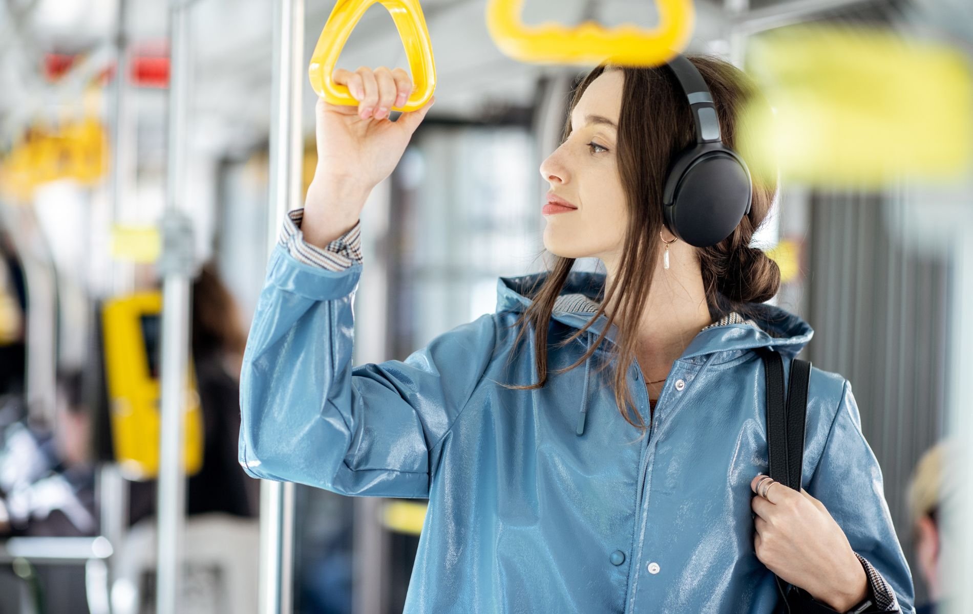 Dank Jobticket können Mitarbeiter:innen auch privat öffentliche Verkehrsmittel wie die Bahn nutzen.