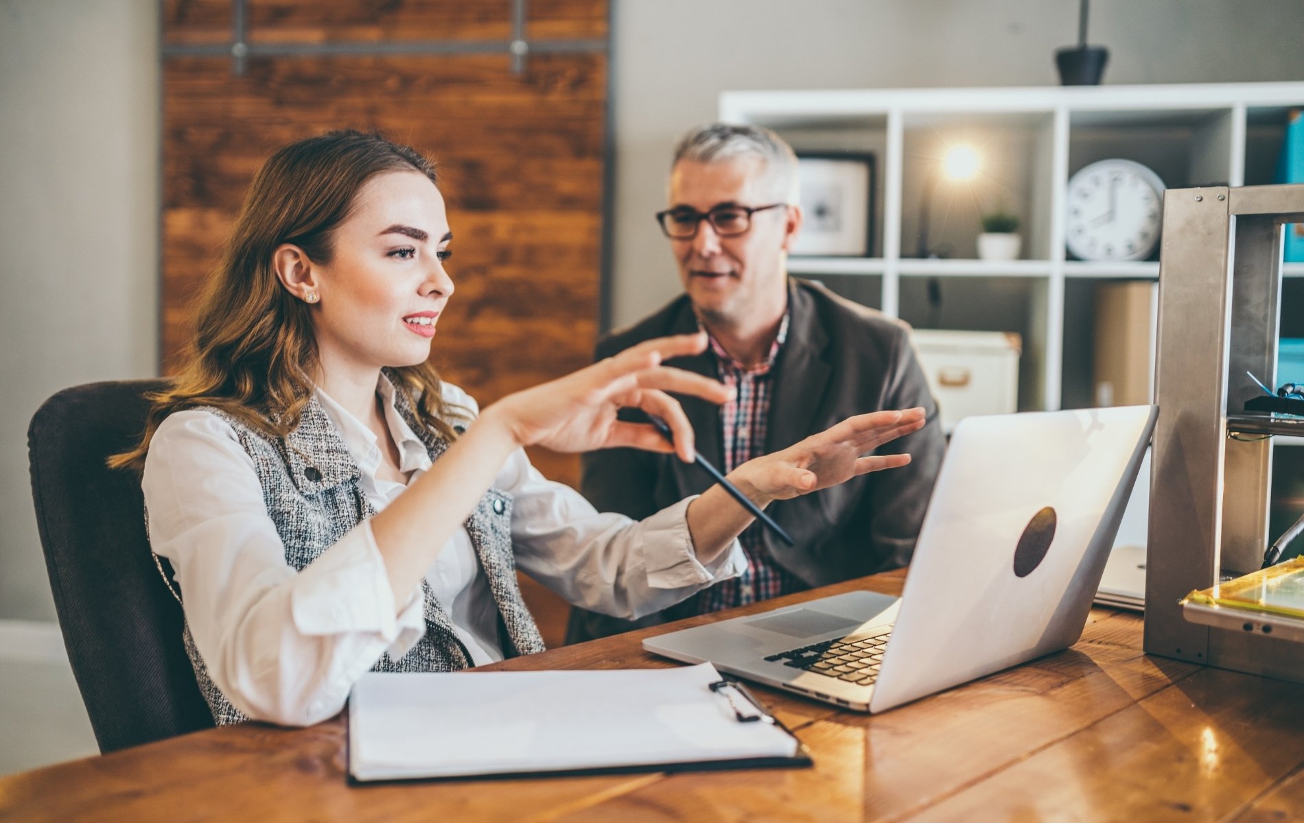 Reverse Mentoring: Eine jüngere Mitarbeiterin schult einen älteren Kollegen