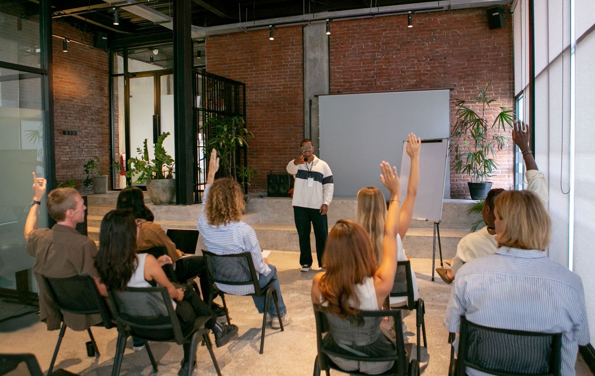 gezielte Self-Leadership-Trainings helfen Thought Leadern, ihre Stimme zu finden und vor anderen zu sprechen, um ihre Gedanken zu teilen.