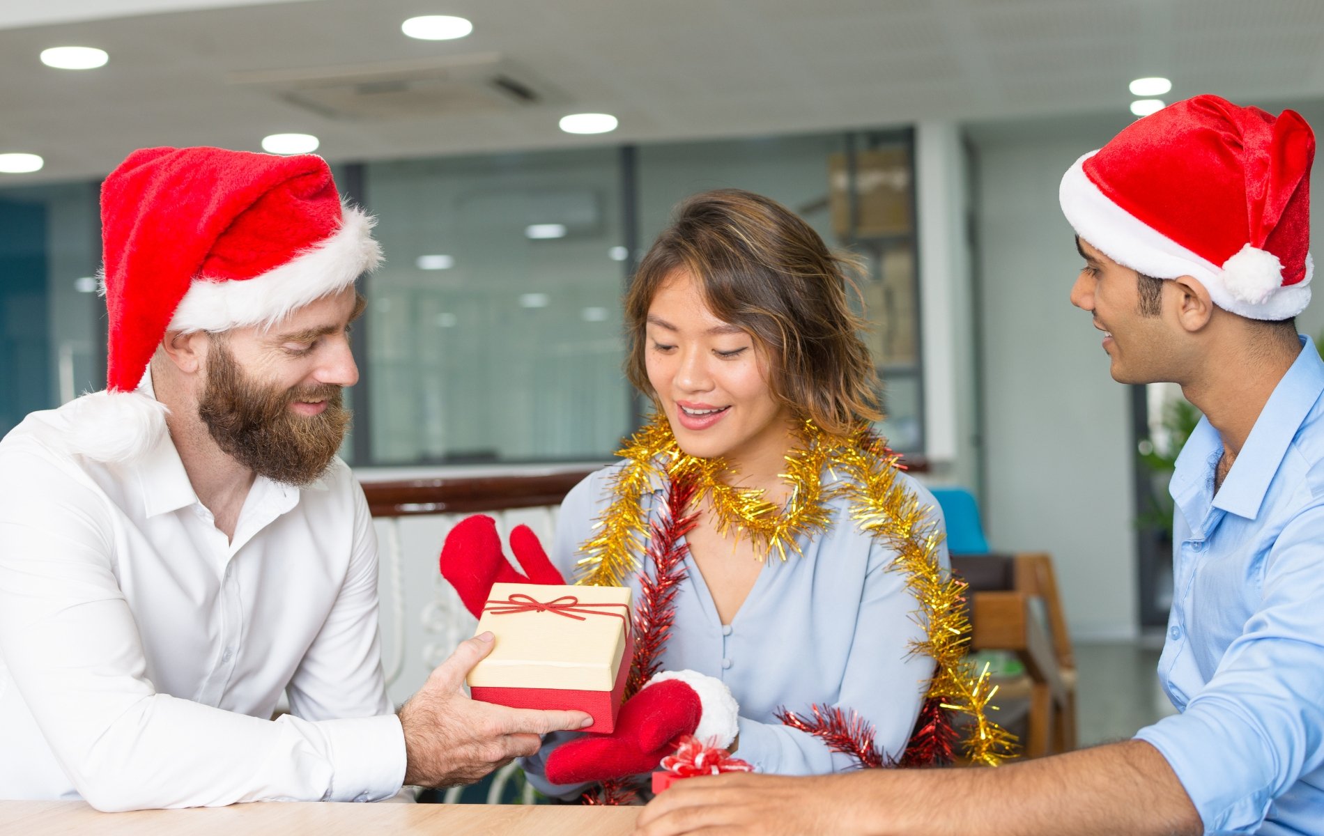 Mitarbeiterin ein Weihnachtsgeschenk geben