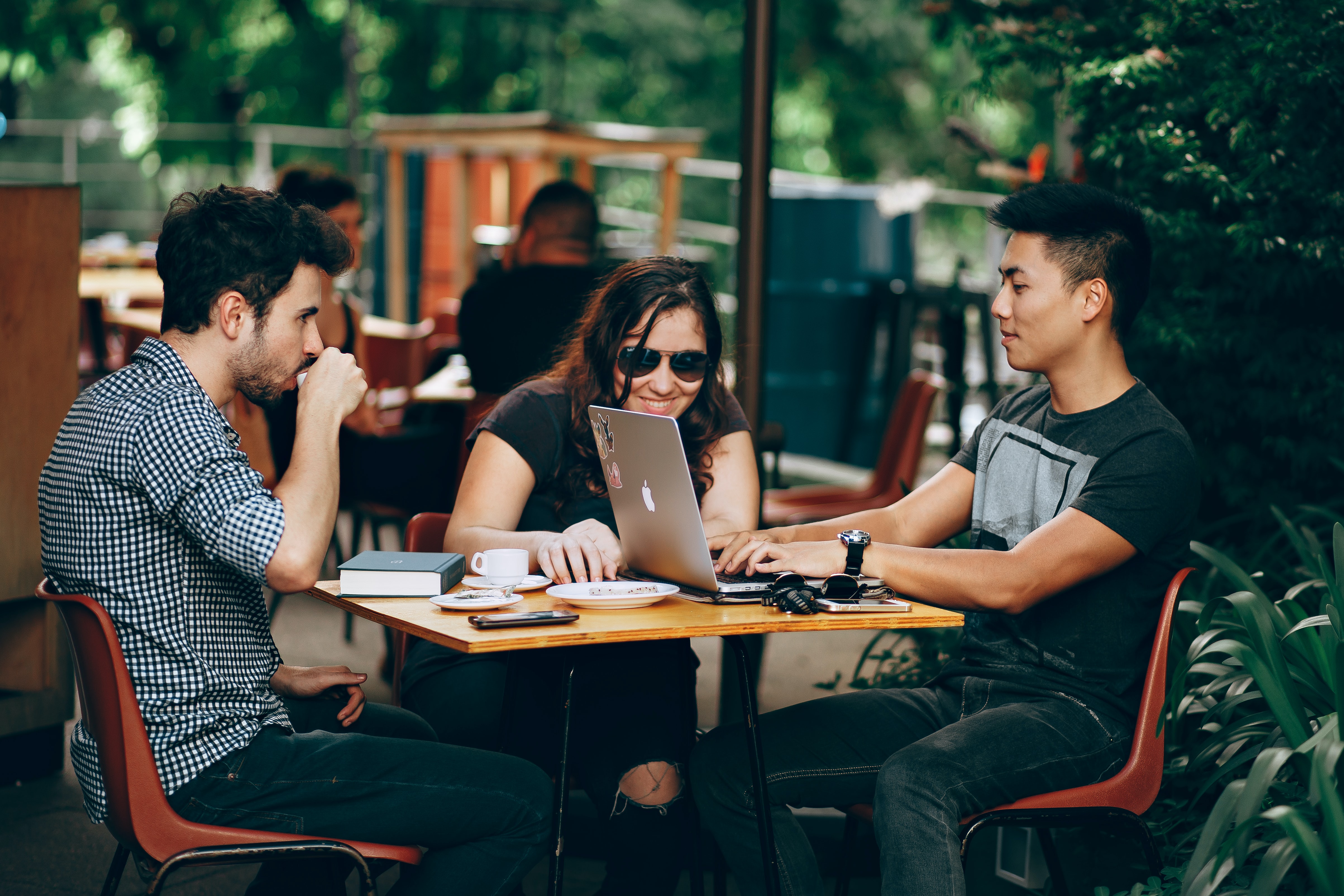 Werkstudenten arbeiten zusammen