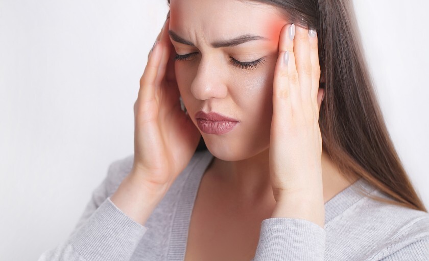 frau-migraene-schmerzen-schlaefe