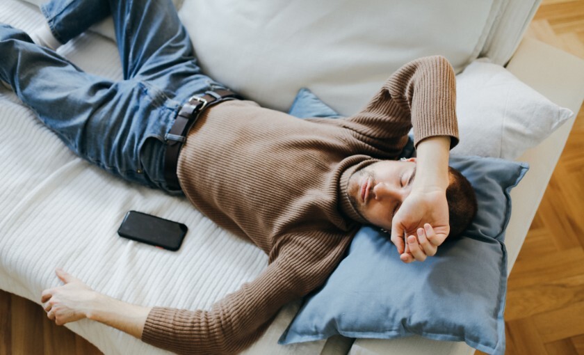 mann-erschoepft-migraene-symptome