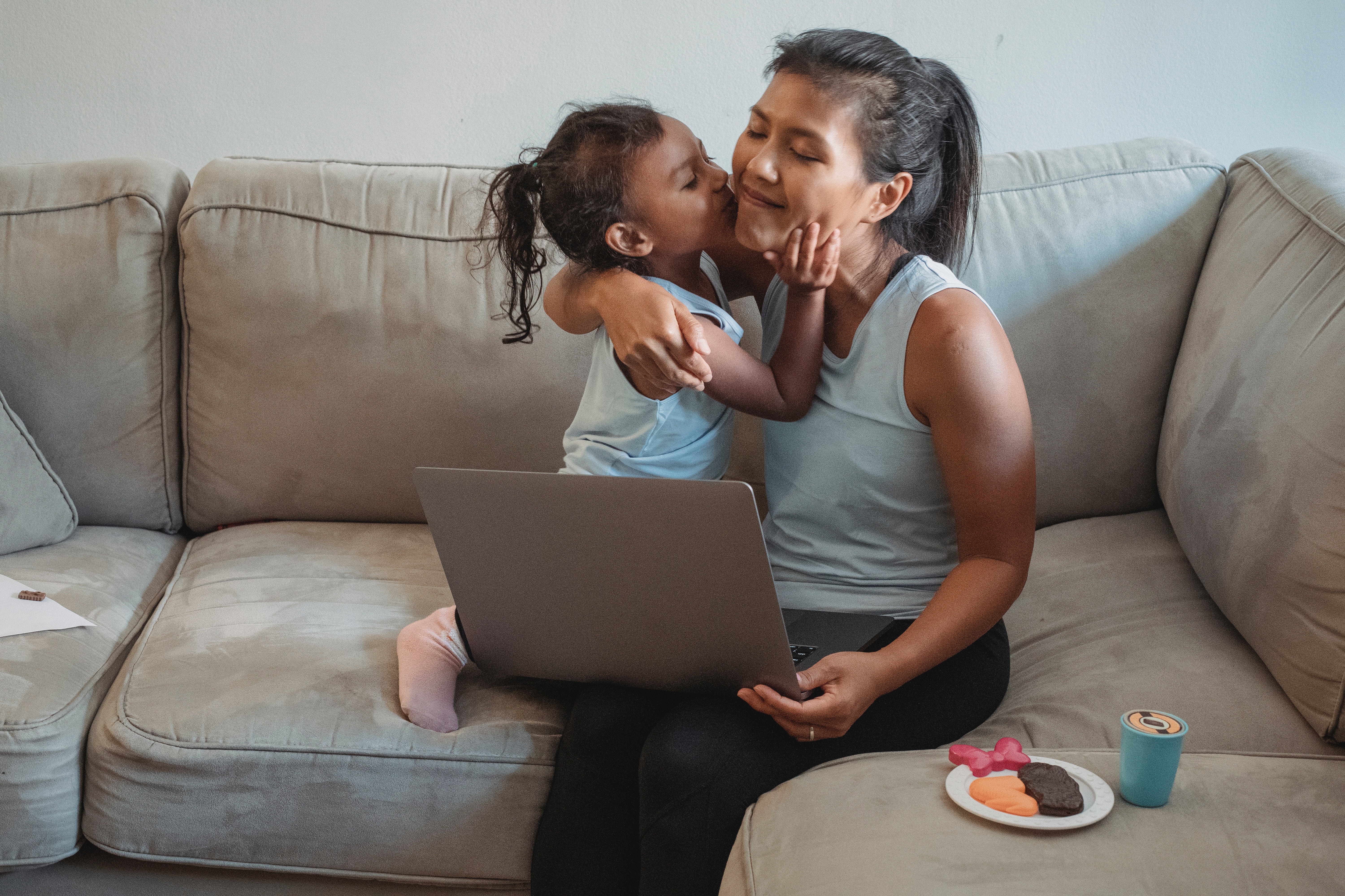 Glückliche Mutter im Homeoffice